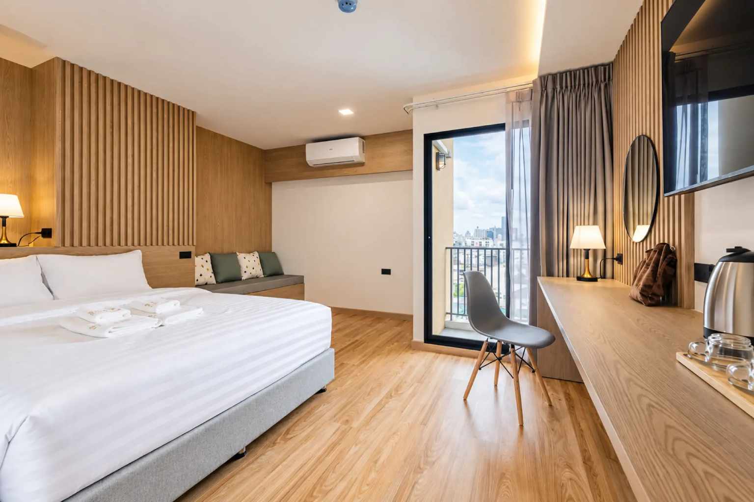 ห้องซูพีเรียร์คิงสวีทของ Solyn Hotel พร้อมโต๊ะทำงานยาวและระเบียง