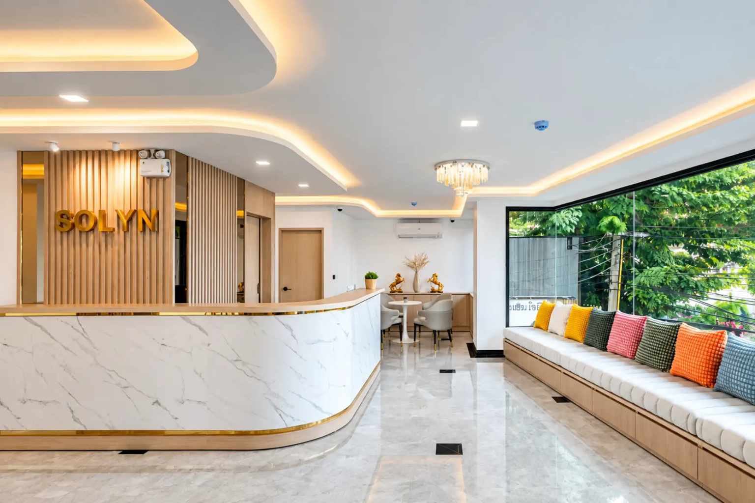 เคาน์เตอร์ต้อนรับและที่นั่งพักผ่อนในล็อบบี้ของ Solyn Hotel