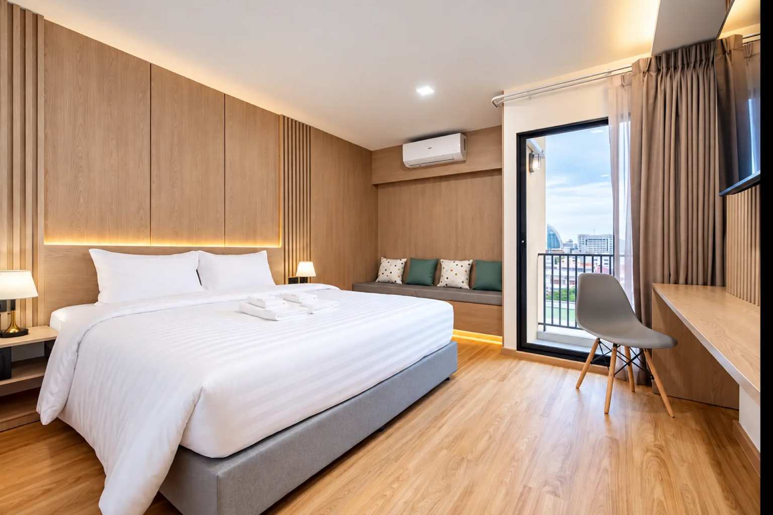 ห้องควีนสตูดิโอของ Solyn Hotel พร้อมเตียงควีนไซส์และระเบียงวิวเมือง